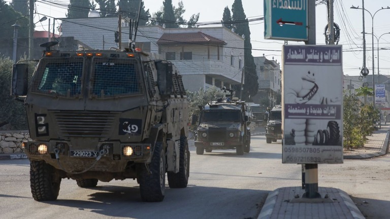 ヨルダン川西岸への襲撃を狙うイスラエル軍＝５日/Jaafar Ashtiyeh/AFP/Getty Images