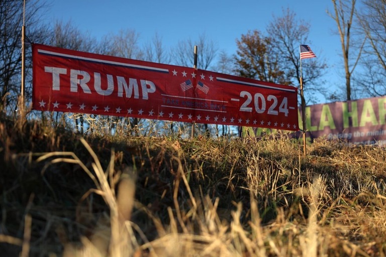 トランプ前大統領を応援する横断幕＝２日、米ペンシルベニア州
/Michael M. Santiago/Getty Images