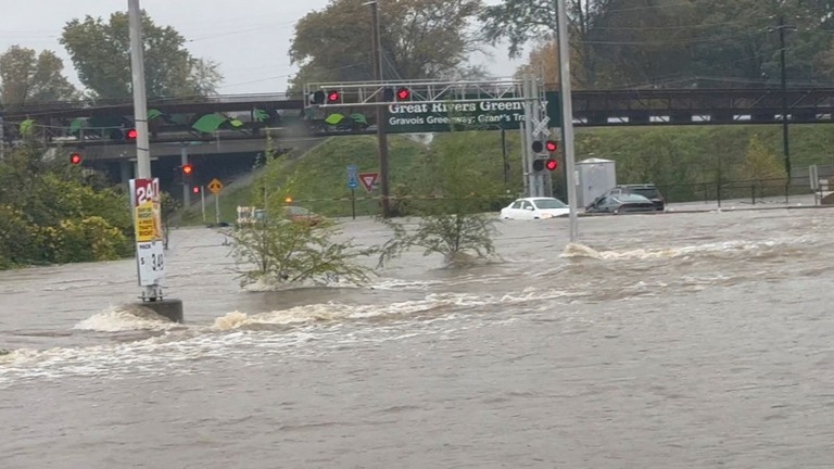 大雨による洪水で冠水した道路＝５日、米ミズーリ州セントルイス
/a._knm/Instagram/Reuters