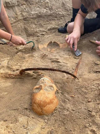 遺骨は首に鎌がかけられ、左足の親指に南京錠が取り付けられた状態で見つかった/Caravan Media Ltd