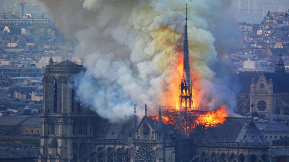 ２０１９年の火災で立ち上る炎や煙/Hubert Hitier/AFP/Getty Images