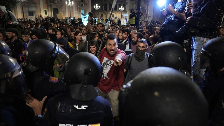 警官隊と対峙（たいじ）するデモ参加者＝９日/Cesar Manso/AFP/Getty Images