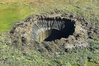 シベリア永久凍土に巨大陥没穴が続々、地面破裂の謎に迫る