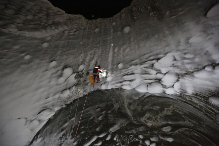 陥没穴を調査する科学者＝２０１４年１１月、ヤマル半島/Vladimir Pushkare/Russian Centre of Arctic Exploration/AFP/Getty Images