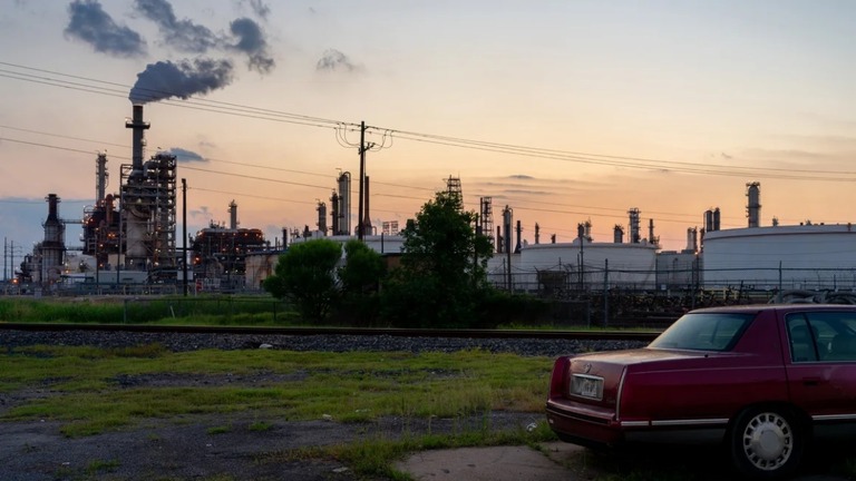 製油所から立ち上る煙＝６月１４日、米テキサス州ヒューストン/Brandon Bell/Getty Images