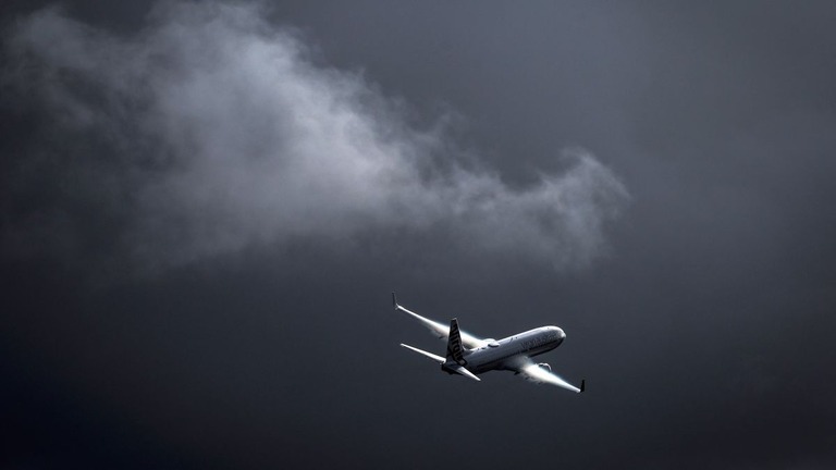 嵐が近づくなか、シドニー空港に向かうヴァージン・オーストラリア機＝６月/David Gray/AFP/Getty Images