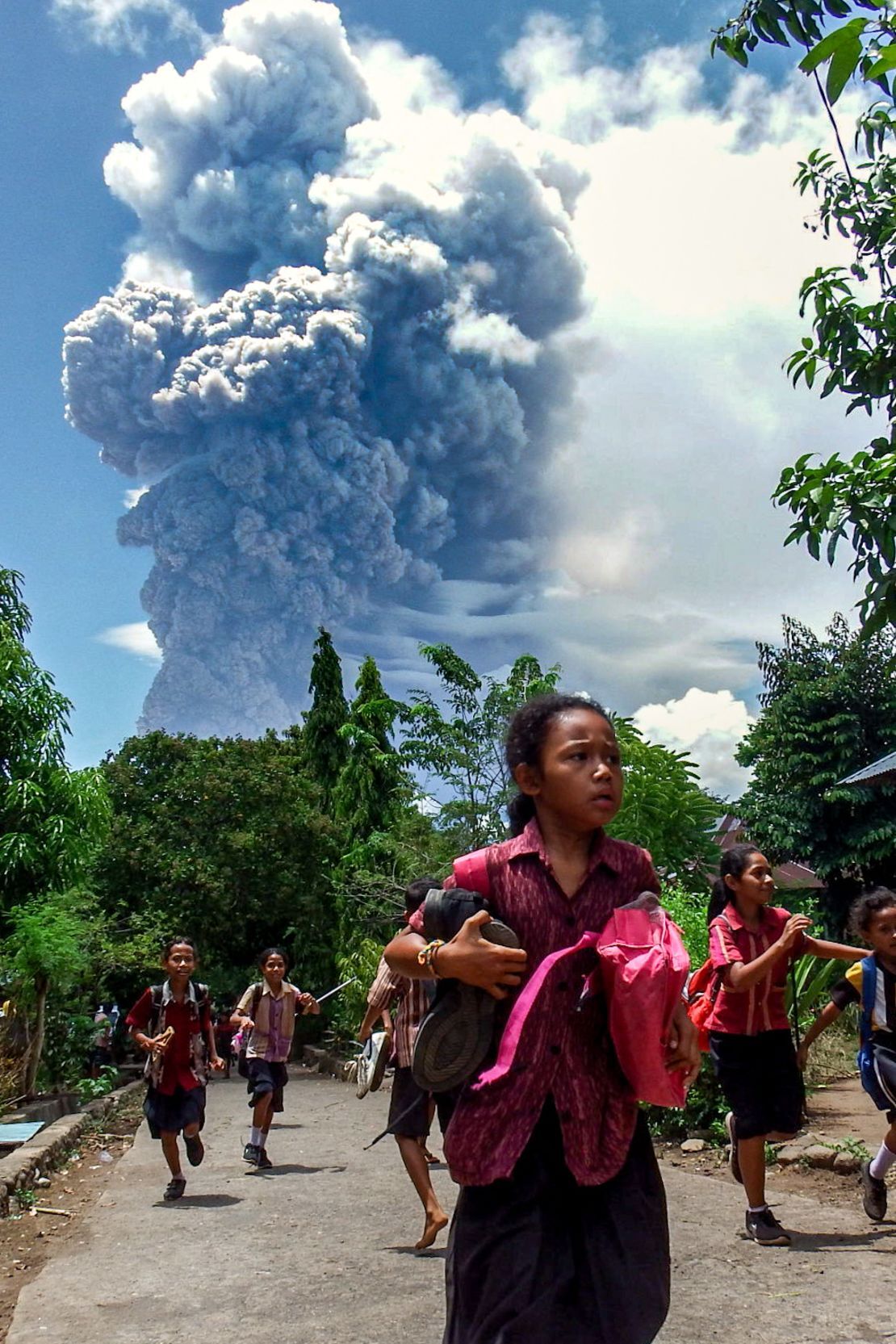 レウォトビ火山の噴火を受けて避難する学生＝７日、/Arnold Welianto/AFP/Getty Images