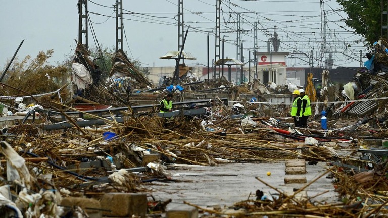 豪雨の影響を受けた災害現場＝１３日、スペイン東部バレンシア州南部/Jose Jordan/AFP/Getty Images