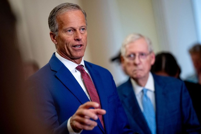 米上院共和党が、院内総務にジョン・スーン議員（左）を選出した/Andrew Harnik/Getty Images