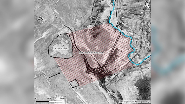 古代の戦場跡地と見られる地点を示した説明付きの衛星画像/US Geological Survey via CNN Newsource