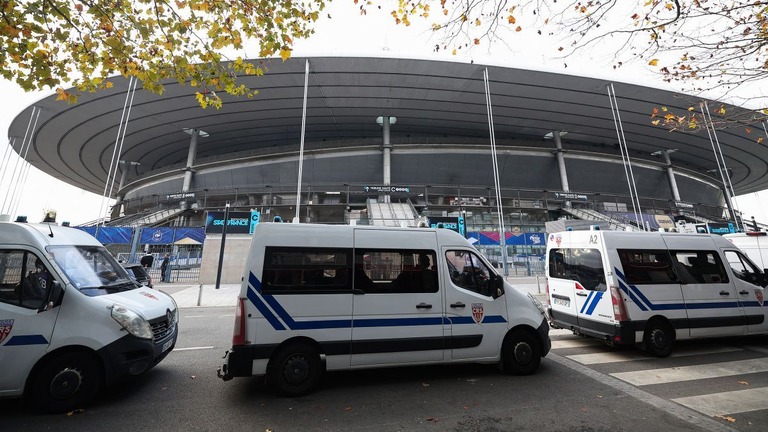 警察の特殊部隊が警備するパリ郊外のスタジアム「スタッド・ド・フランス」/Franck Fife/AFP/Getty Images