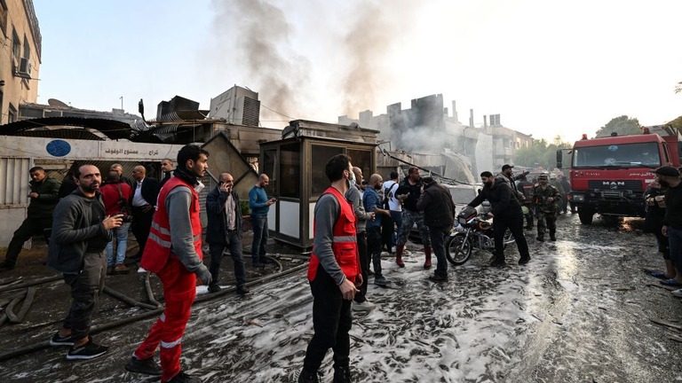 イスラエルによる攻撃で被害を受けたシリア首都ダマスカスの様子/Louai Beshara/AFP/Getty Images