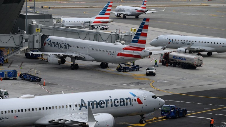 米ニューヨーク市のラガーディア空港に駐機するアメリカン航空旅客機の資料写真/Ed Jones/AFP/Getty Images/FILE