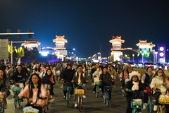 道路埋め尽くす自転車、学生の夜間集団サイクリングに神経とがらせる政府　中国