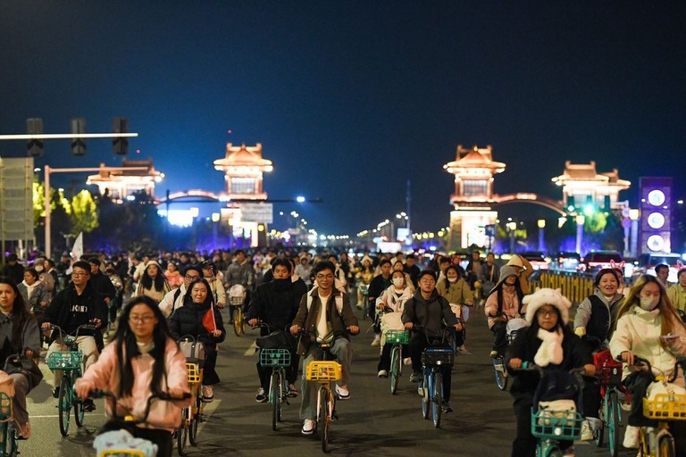 史跡と小籠包で知られる開封市を目指す学生らの集団/Jiao Xiaoxiang/VCG/Getty Images via CNN Newsource