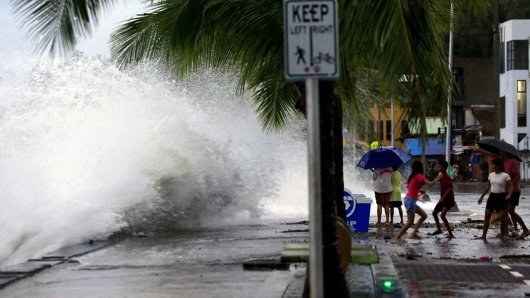 フィリピンを直撃した台風２４号は首都マニラのあるルソン島を襲った。気象当局は１７日、命を脅かす危険な状況が予想されるとして警戒を呼びかけた/Charism Sayat/AFP/Getty Images