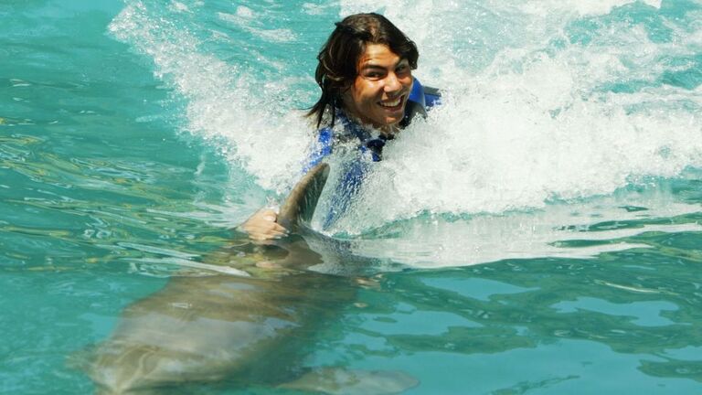 イルカに乗ったナダル＝２００４年３月、マイアミ水族館/Al Bello/Getty Images