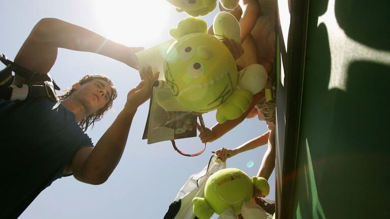 全豪オープンでサインをするナダル＝２００５年１月/Nick Laham/Getty Images