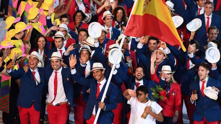 リオデジャネイロオリンピックの開会式でスペインの国旗を掲げるナダル＝２０１６年/Franck Fife/AFP/Getty Images