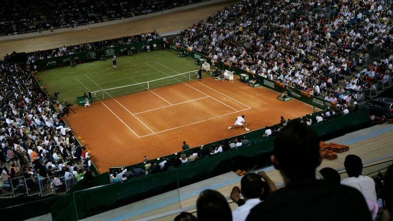 ロジャー・フェデラーと対戦したナダル（写真左上）＝2007年5月、スペイン・パルマ/Dani Cardona/Reuters