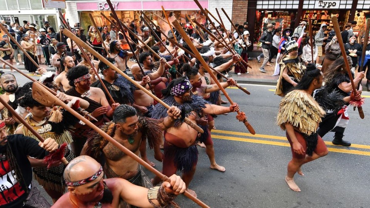 抗議集会に参加した人々＝１９日、ニュージーランド・ウェリントン/Sanka Vidanagama/AFP/Getty Images