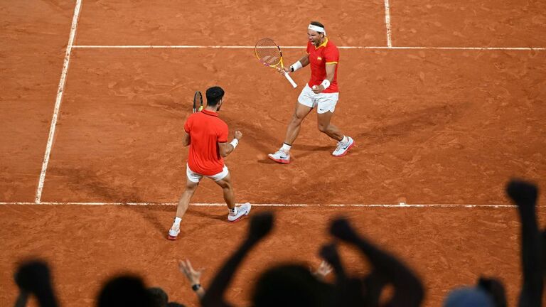 ナダルとスペインのカルロス・アルカラス＝２０２４年７月、パリ/Patricia de Melo Moreira/AFP/Getty Images