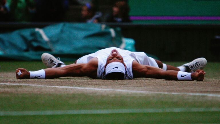 ウィンブルドン決勝でフェデラーを破り、喜びを表現したナダル＝２００８年/Alessia Pierdomenico/Pool/Getty Images