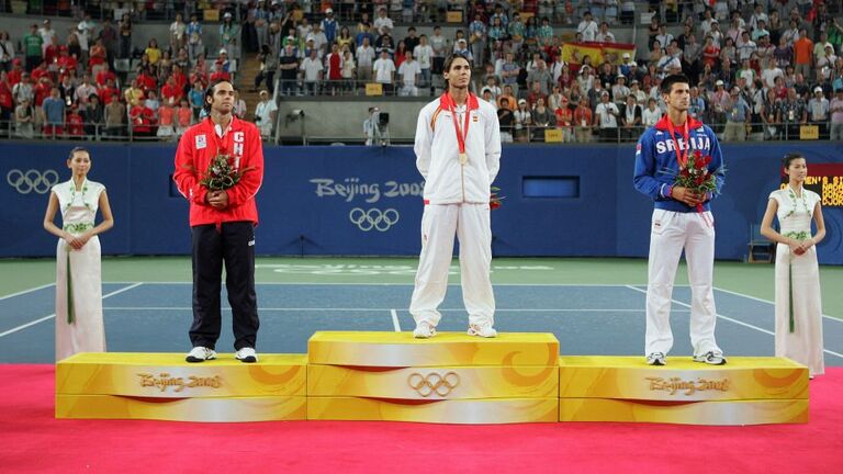 北京オリンピックで金メダルを獲得したナダル選手（中央）＝２００８年８月/Behrouz Mehri/AFP/Getty Images