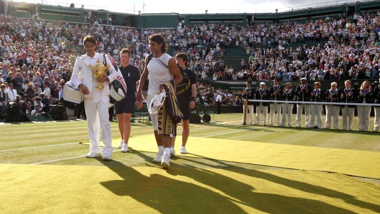 ウィンブルドン決勝戦後、コートを後にするナダルとフェデラー＝２００７年７月/Anja Niedringhaus/AP