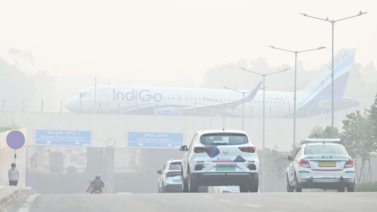 ニューデリーを覆う深刻な朝のスモッグ＝１９日/Vipin Kumar/Hindustan Times/Getty Images