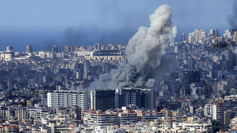 ベイルート南郊を狙ったイスラエルの空爆現場＝２１日/Ibrahim Amro/AFP/Getty Images