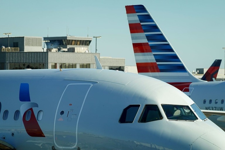 アメリカン航空機内で飛行中に乗客がドアを開けようとし拘束された/Joe Raedle/Getty Images/File