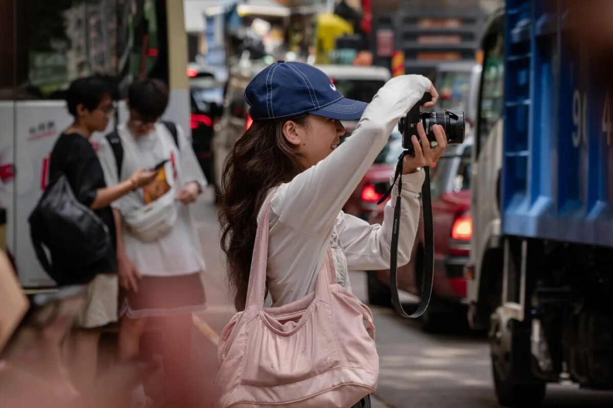 香港の有名スポットで写真を撮る女性/Noemi Cassanelli/CNN