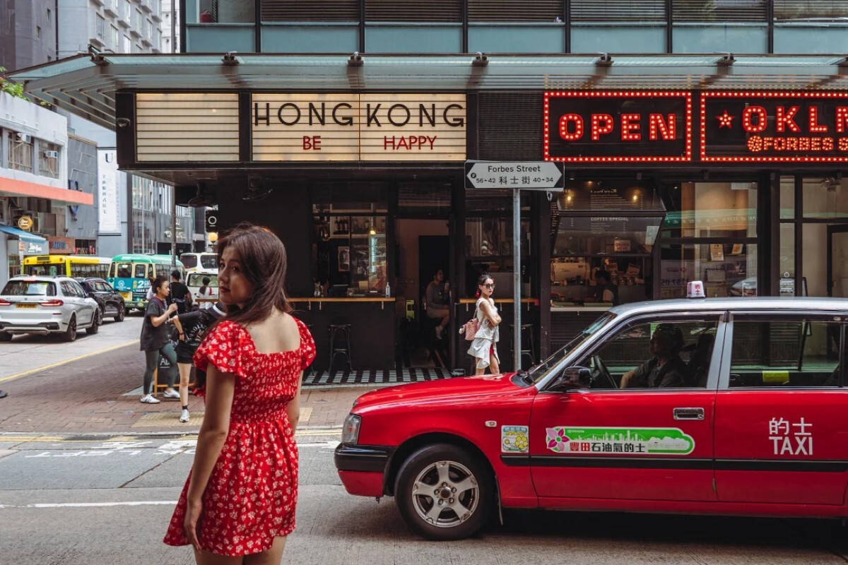 ケネディタウン地区で写真を撮る中国人女性/Noemi Cassanelli/CNN