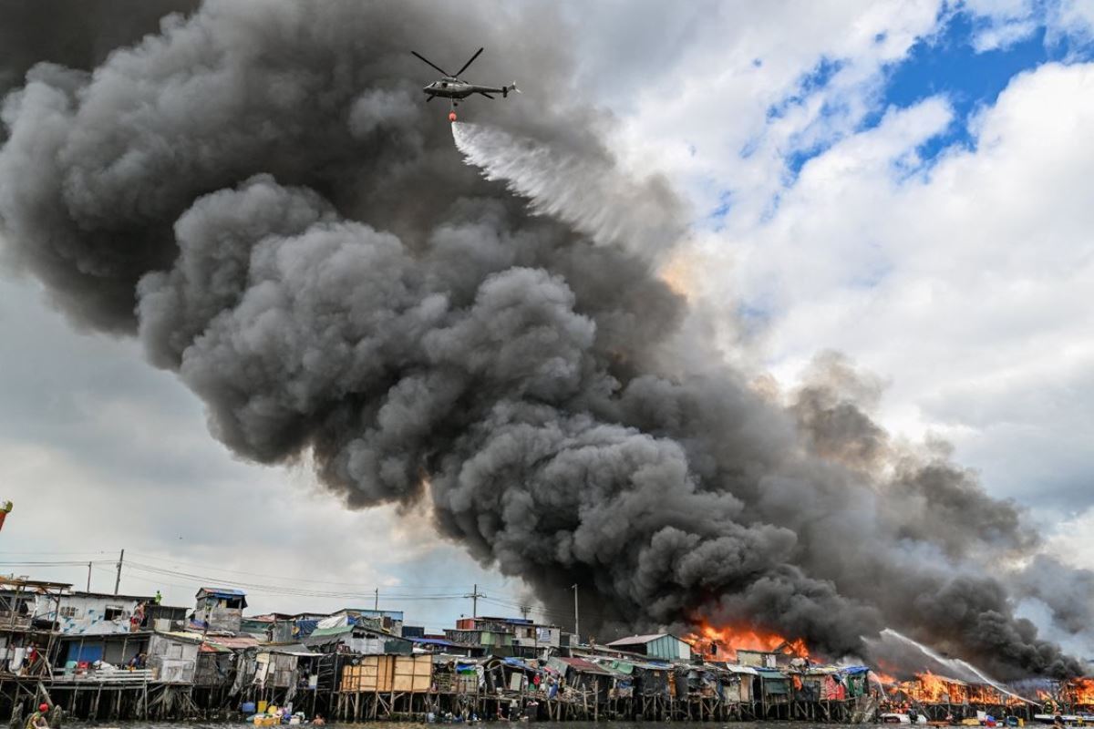 散水する空軍の航空機/Jam Sta Rosa/AFP/Getty Images