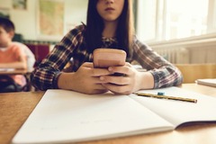 学校でのいじめはネットへ移行、１６歳未満のＳＮＳ禁止は本当に解決策か