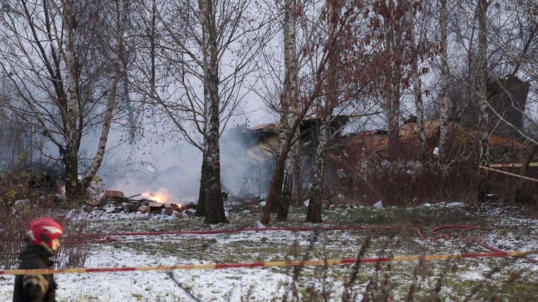 墜落現場に派遣された救急隊＝２５日、リトアニア首都ビリニュス/Petras Malukas/AFP/Getty Images