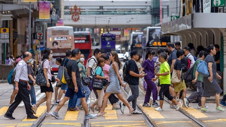 香港市内を歩く人々＝６月/Paul Yeung/Bloomberg/Getty Images