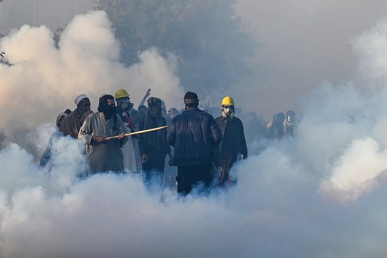 警察はデモ隊を追い払うため催涙ガスを使用＝２６日、首都イスラマバード/Aamir Qureshi/AFP/Getty Images