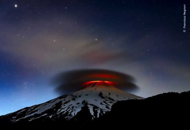 火山の溶岩に照らされた二重レンズ雲＝チリ・ビジャリカ山/Francisco Negroni/Wildlife Photographer of the Year