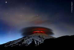 火山の溶岩に照らされた二重レンズ雲＝チリ・ビジャリカ山