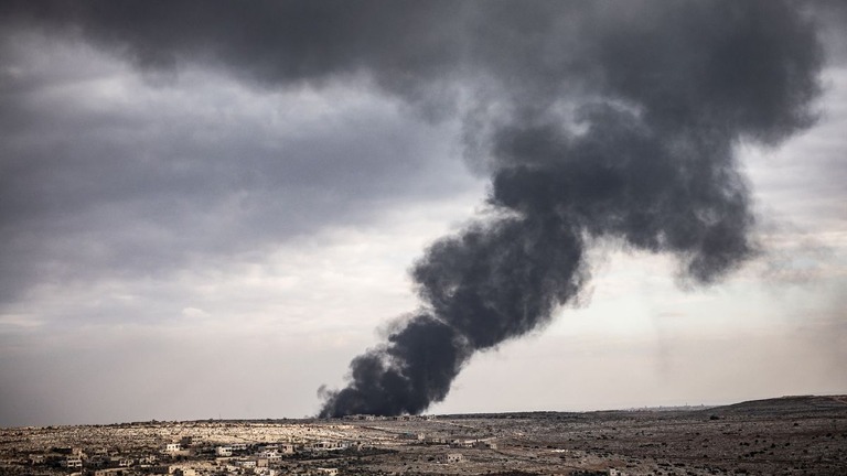 シリア反体制派と政府軍の衝突により煙が上がるアレッポ郊外/Anas Alkharboutli/picture alliance/Getty Images