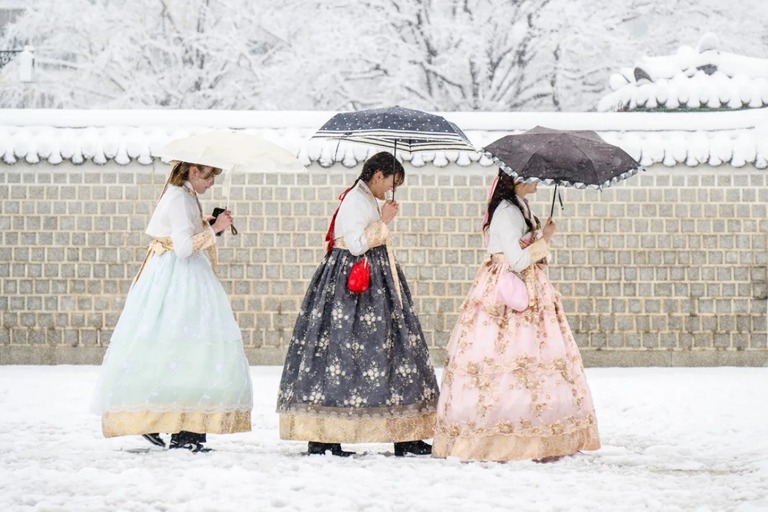 韓国の伝統服を着て景福宮の敷地内を歩く観光客の姿もみられた/Anthony Wallace/AFP/Getty Images