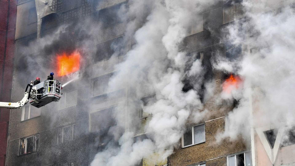 今年２月、首都キーウへのミサイル攻撃で発生した住居ビル火災の消火に当たる消防士ら/Sergei Supinsky/AFP/Getty Images