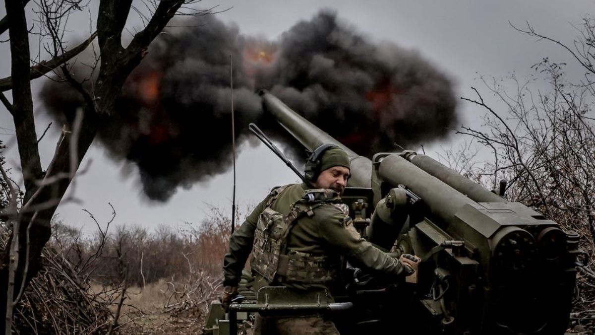 ロシア軍に向けて自走式榴弾砲を発射するウクライナ軍第２４独立機械化旅団の兵士/Ukrainian Armed Forces/Reuters