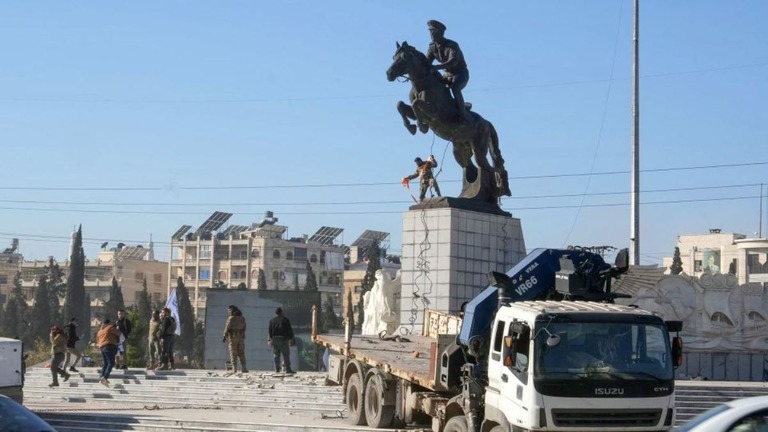 像を破壊しようと準備する反体制派の戦闘員/Muhammad Haj Kadour/AFP/Getty Images