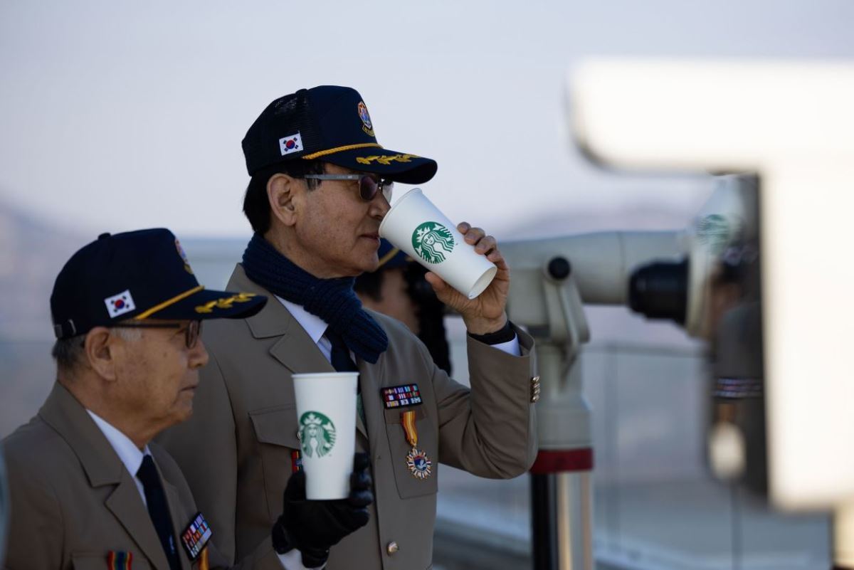 平和生態公園の展望台でスターバックスのコーヒーを飲む韓国の退役軍人ら/SeongJoon Cho/Bloomberg/Getty Images