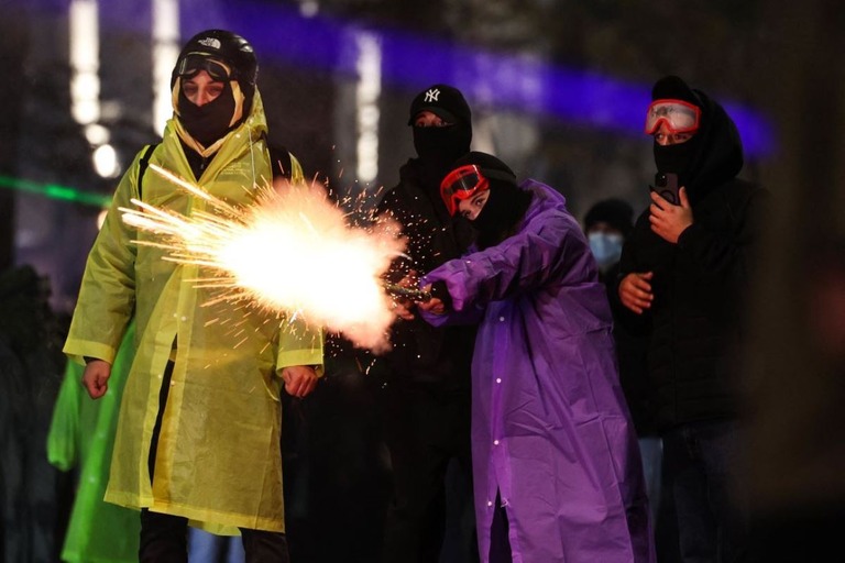 花火を発射する反政府デモの参加者＝２日、ジョージア首都トビリシ/Giorgi Arjevanidze/AFP/Getty Images