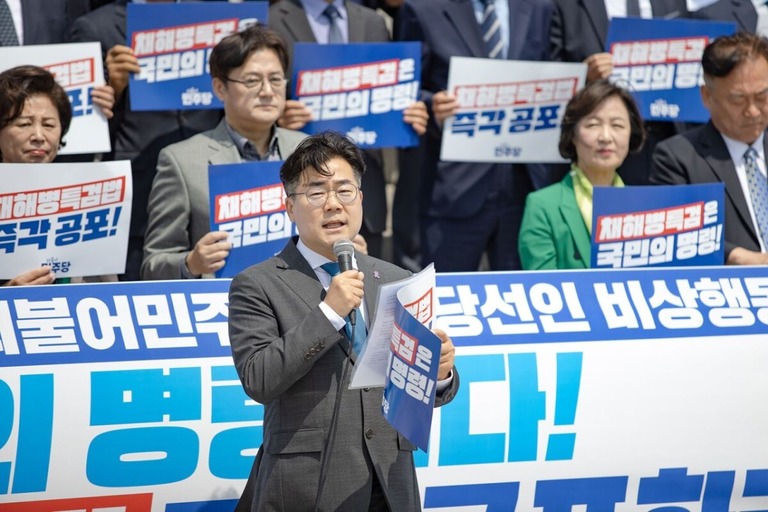 共に民主党の朴賛大（パクチャンデ）院内代表は韓国の尹錫悦（ユンソンニョル）大統領に対し「即時辞任」するよう求めた/Chris Jung/NurPhoto/Getty Images/File