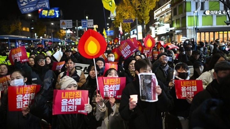 ソウルの大統領府に向かう抗議者ら＝４日、韓国・ソウル/Philip Fong/AFP/Getty Images